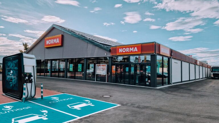 Mehr fürs Laden – NORMA und Numbat schaffen zusammen hunderte Schnellladepunkte in ganz Deutschland